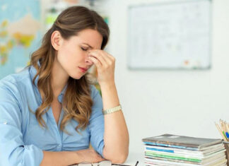 Більшість українських вчителів незадоволені своєю роботою Втомлена і засмучена вчителька