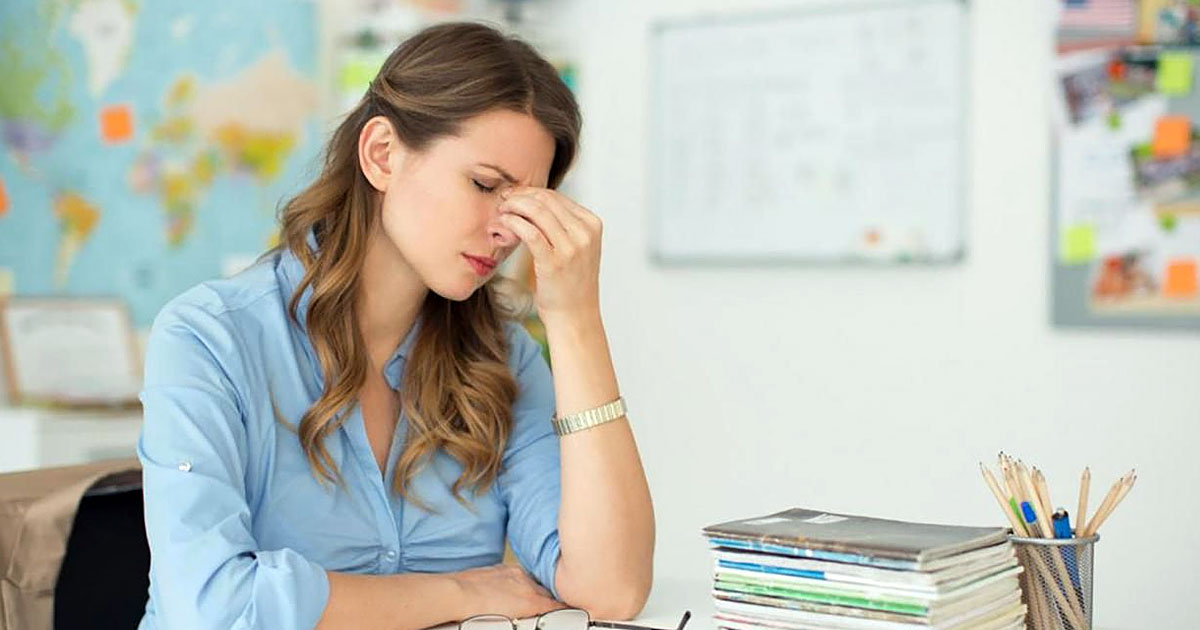 Втомлена і засмучена вчителька
